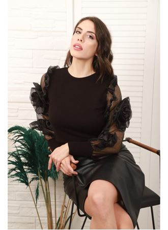 Siyah Kolları Organze Detaylı Bluz