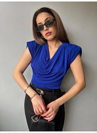 Kadın V Yaka Vatka Detay Kolsuz Dökümlü Bluz