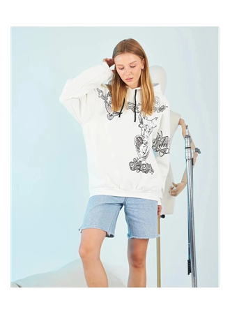 Kapüşonlu Üç İplik Sweatshirt – Beyaz Strong Heykel Baskılı, Rahat Kalıp, Kanguru Cepli Modern Tasarım