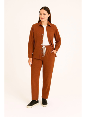 Kadife Oversize Takım – Gömlek Ve Pantolon İkili Set Füme Corduroy Şıklığı, Rahat Ve Zarif Duruş Yumuşak Dokulu Kadife Kumaş, Düğmeli Gömlek Üst Ve Lastikli Pantolon Alt Parça Ile Gün Boyu Konfor- Kiremit