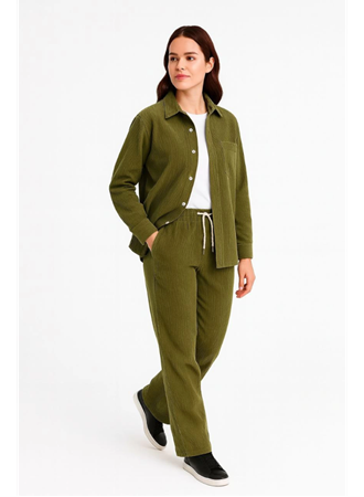 Kadife Oversize Takım – Gömlek Ve Pantolon İkili Set Füme Corduroy Şıklığı, Rahat Ve Zarif Duruş Yumuşak Dokulu Kadife Kumaş, Düğmeli Gömlek Üst Ve Lastikli Pantolon Alt Parça Ile Gün Boyu Konfor- Haki