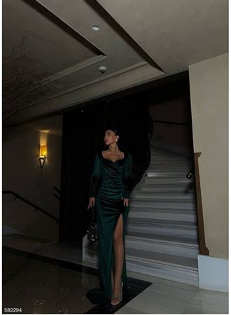 Kadın Kadife Kumaş Kalp Yaka Yırtmaç Detaylı Maxi Boy Elbise