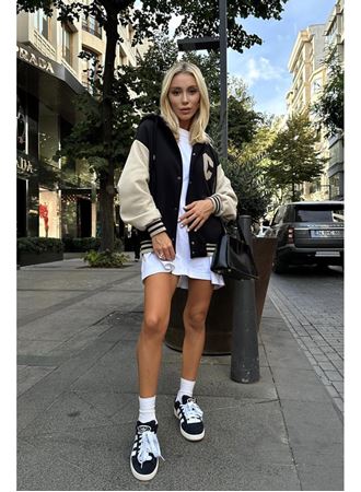 Siyah Kapüşonlu Kolej Mont