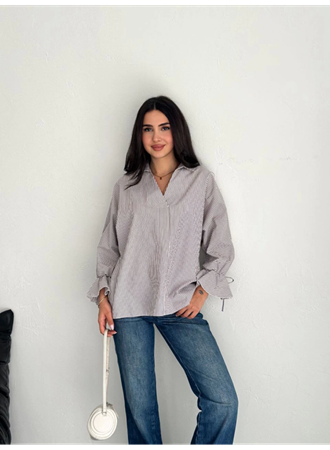 Arkası Asimetrik Yırtmaç Kesim Detaylı Cizgili Bluz Gömlek - Gri