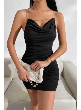 Gögüs Degajeli Sırt Zincir Detaylı Büzgülü Siyah Mini Club Elbisesi