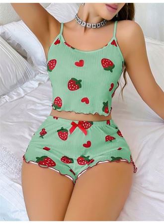 Pamuklu Yeşil Üstüne Çilek Desen Fitilli Askılı Şortlu Pijama Takımı
