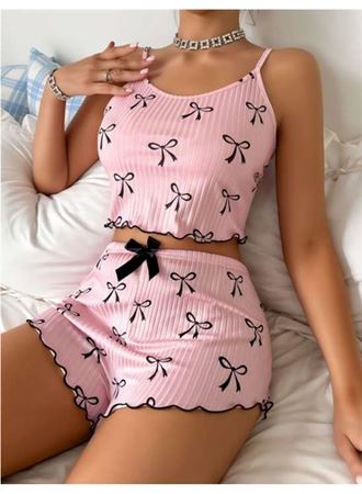 Pembe Üstüne Siyah Kurdela Desenli Askılı Şortlu Pijama Takımı