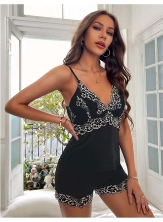 Beyaz Dantel İşlemeli Siyah İnce Askılı Saten Şortlu Takım