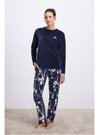 Uzun Kollu Kadife T-Shirt ve Çiçek Desenli Pantolon Pijama Takımı