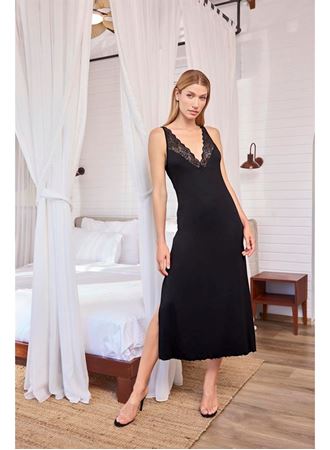 Dantelli Dekolteli ve Yırtmaçlı Gecelik