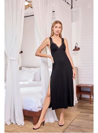 Dantelli ve Dekolteli Yırtmaçlı Gecelik