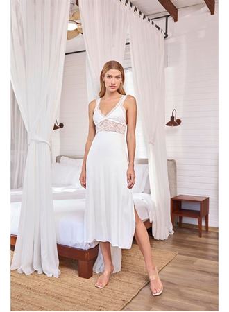 Göğüs ve Sırt Dekolteli Dantelli ve Yırtmaçlı Saten Gecelik