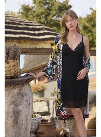 Yaprak Desenli Dantelli ve Dekolteli Sabahlık Takımı