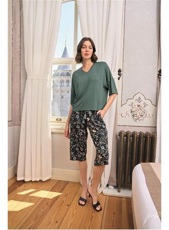 Çiçek ve Yaprak Desenli V Yaka Büyük Beden Kapri Takımı