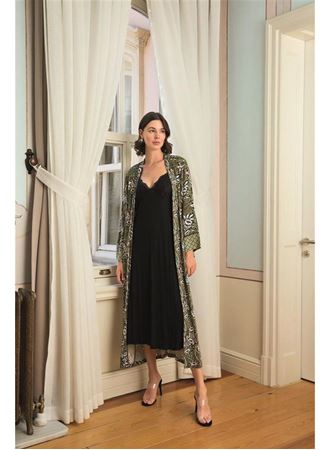 Çiçek Yaprak ve Etnik Desenli Dantelli ve Dekolteli Sabahlık Takımı