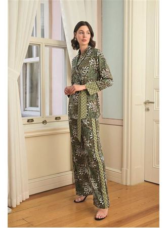 Çiçek Yaprak ve Etnik Desenli Pijama Takımı