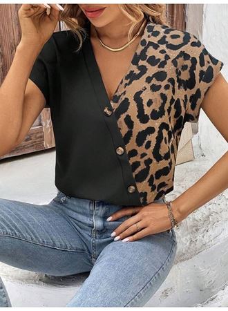 Kadın Kısa Kollu V Yakalı önden Düğmeli Leopar Desen Detaylı Viskon Bluz