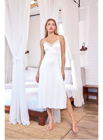 Dantelli ve Dekolteli Yırtmaçlı Gecelik