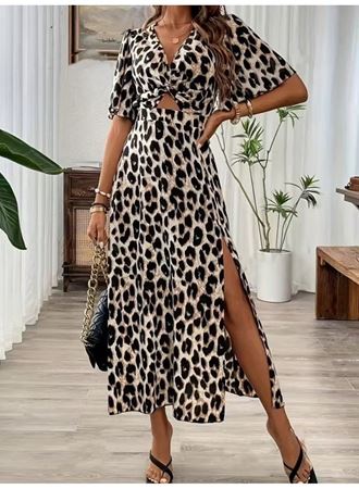 Kadın Kısa Kollu V Yakalı Beli Lastikli Yırtmaçlı Uzun Leopar Desenli Süprem Elbise