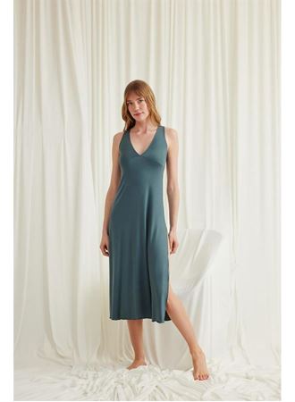 Yakası ve Sırtı Dekolteli Dantelli Yırtmaçlı Gecelik