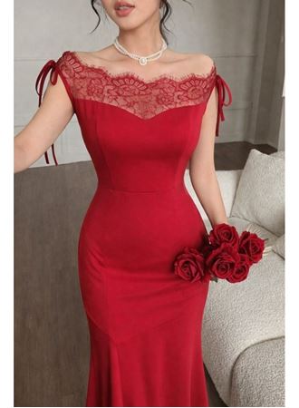 Kadın Göğüs Ve Yakası Dantel Detaylı Kayık Yaka Görünümlü Uzun Ithal Krep Elbise