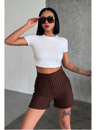 Zarif ve Şıklığı Bir Arada Sunan Yüksek Bel Krep Esnek Çimalı Çizgili Şort Kahverengi (