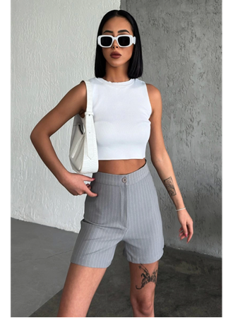 Zarif ve Şıklığı Bir Arada Sunan Yüksek Bel Krep Esnek Çimalı Çizgili Şort Gri (