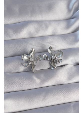 Pirinç Gümüş Renk İnci Detay Çiçek Tasarımlı Küpe