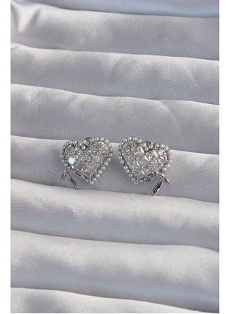Pirinç Gümüş Renk Fiyonk Detay İncili Zirkon Taşlı Kalp Küpe