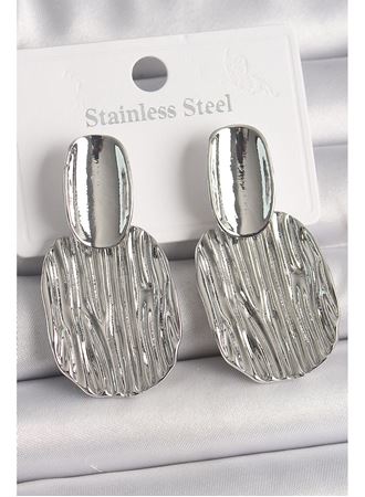 Pirinç Gümüş Renk İşlemeli Kare Plaka Model Kadın Küpe