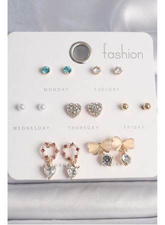 Pirinç Gold Renk Zirkon Taşlı Kalp Beyaz Mineli Fiyonk Figür 7 Çift Kadın Küpe Seti