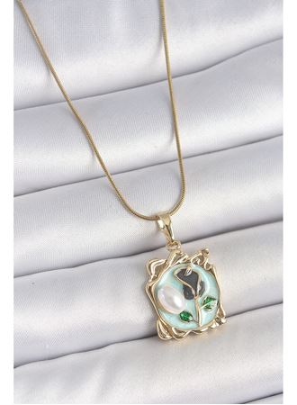 316L Çelik Gold Renk Zincir Mavi Mineli Çiçek İşlemeli İnci Detay Portre Model Kadın Kolye