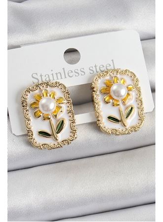 Pirinç Beyaz Mineli Papatya Figürlü Sanatsal Portre Model Gold Renk Kadın Küpe