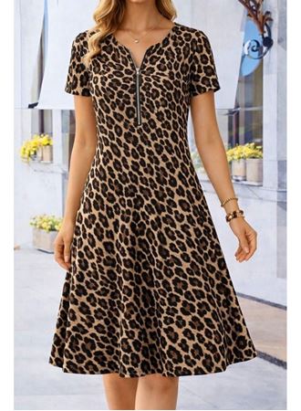 Kadın Kısa Kollu Yakası Fermuar Detaylı Leopar Desenli Midi Süprem Elbise