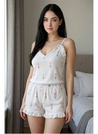 Şık Tasarım Beyaz Üstüne Çiçek Desenli Askılı Şortlu Pijama Takımı