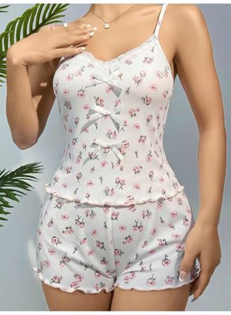 Pamuklu Beyaz Üstüne Çiçek Desen Fitilli Askılı Şortlu Pijama Takımı
