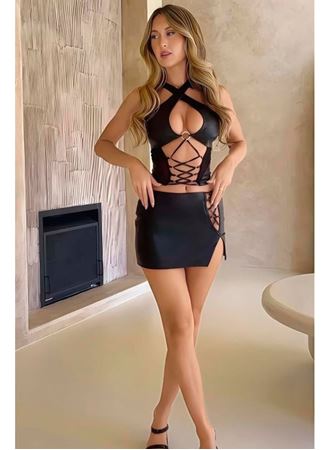 Siyah Dekolteli Fantezi Parlak Deri Elbise