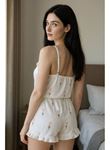 Şık Tasarım Beyaz Üstüne Çiçek Desenli Askılı Şortlu Pijama Takımı